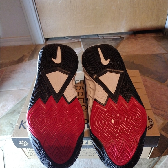 Brand New Nike Kyrie 8 GO (GS) size 5y - Picture 4 of 6